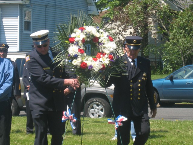 Memorial Day '08 - Chief Mellett and President Grossberndt place a wreath at the VFW Memorial